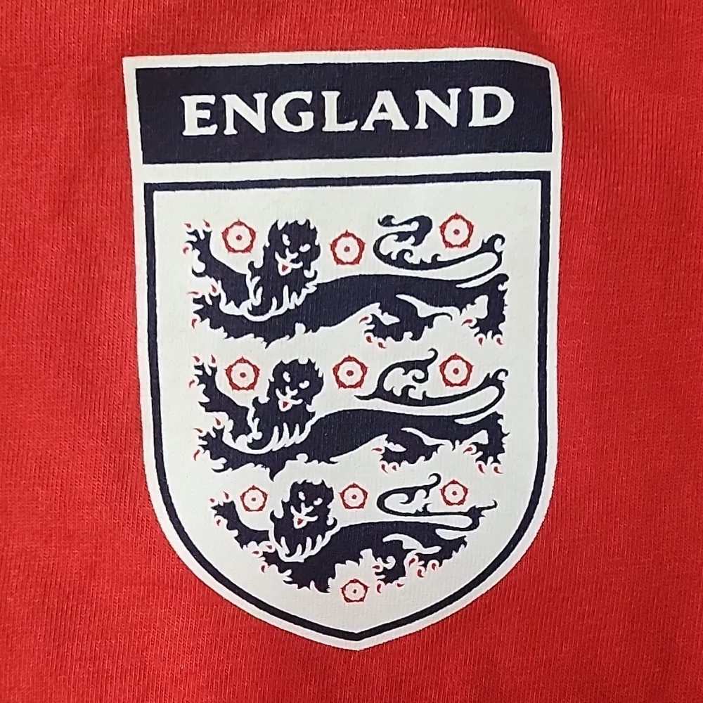 Team England Crest Red Men's Sir Geoff Hurst #10 The Legend Tee Throwback 00s - Picture 3 of 6